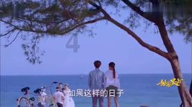 一只流浪狗渴望被爱,露出肚皮让女生抚摸,还心惊胆战看着周围!